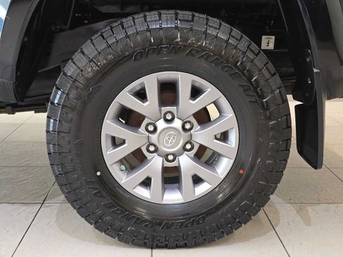 Used 2019 Toyota Tacoma SR5 AWD/4WD image 8
