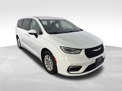Used 2023 Chrysler Pacifica Touring-L FWD image 1
