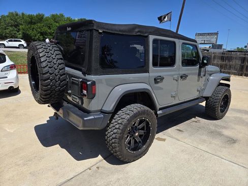 Used 2018 Jeep Wrangler Unlimited Sahara image 8