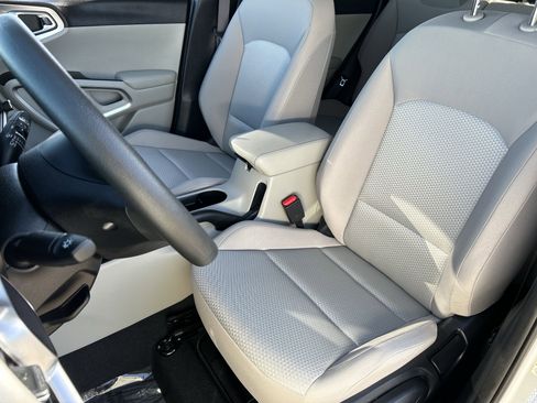 Used 2025 Kia Soul LX image 19