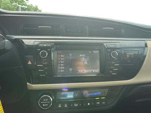 Used 2015 Toyota Corolla LE w/ Body Protection Package #1 FWD image 28