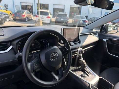 Used 2025 Toyota RAV4 LE AWD/4WD image 17