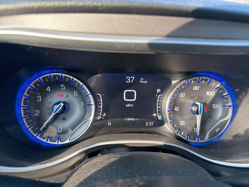 Used 2022 Chrysler Pacifica Touring-L image 19