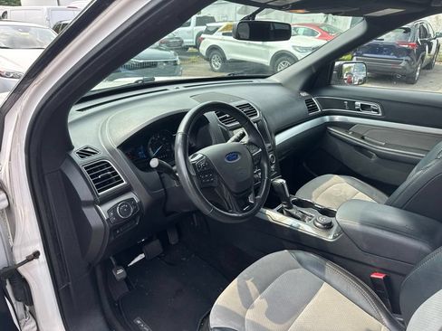 Used 2017 Ford Explorer XLT w/ Equipment Group 202A AWD/4WD image 3