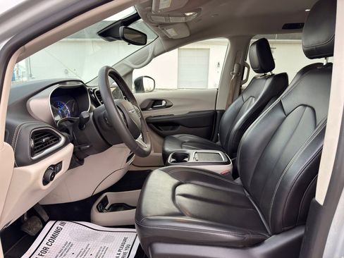 Used 2023 Chrysler Pacifica Touring-L image 2