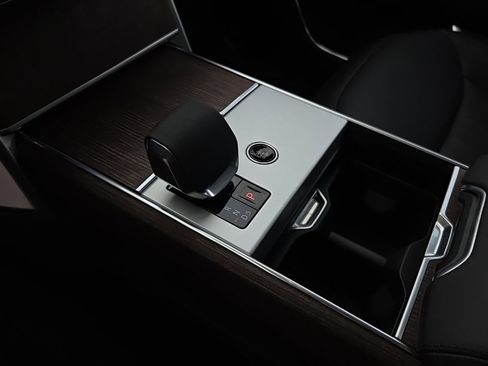 New 2025 Land Rover Range Rover SE image 13
