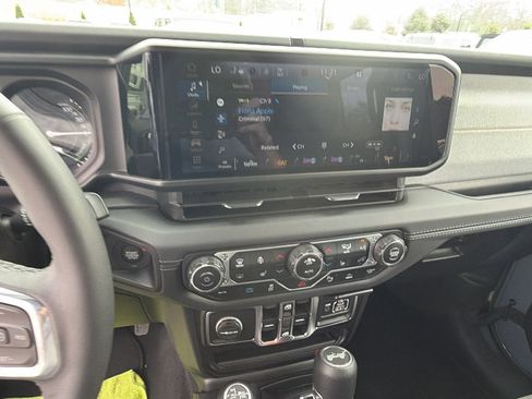 Used 2025 Jeep Wrangler Sahara w/ Safety Group image 31