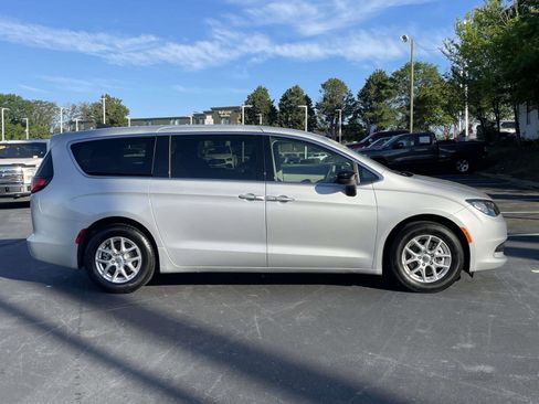 Used 2024 Chrysler Voyager LX image 8