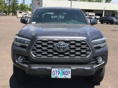 Used 2022 Toyota Tacoma TRD Off-Road w/ Black Out Package (TMS) AWD/4WD image 9