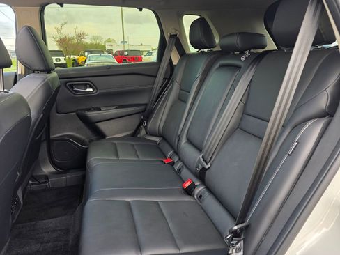 Used 2025 Nissan Rogue SL w/ Tech Package AWD/4WD image 34