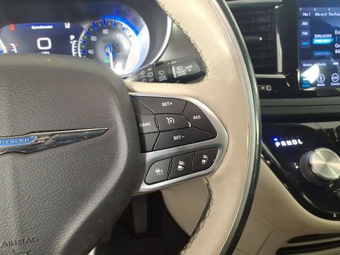 Used 2019 Chrysler Pacifica Limited w/ Tire & Wheel Group FWD image 16