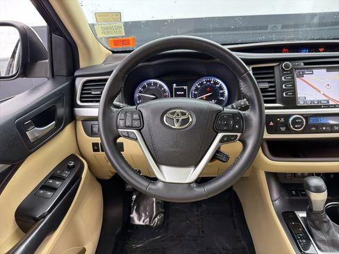 Used 2017 Toyota Highlander XLE image 8