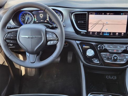 Used 2025 Chrysler Pacifica Limited image 61