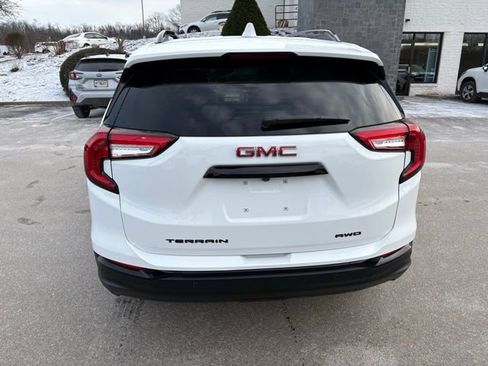 Used 2023 GMC Terrain SLE w/ Driver Convenience Package image 4