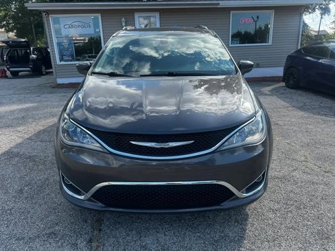 Used 2017 Chrysler Pacifica Touring-L Plus FWD image 2