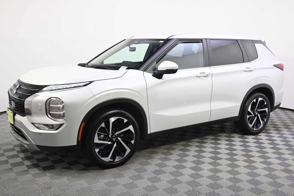 Used 2024 Mitsubishi Outlander SE AWD/4WD image 2