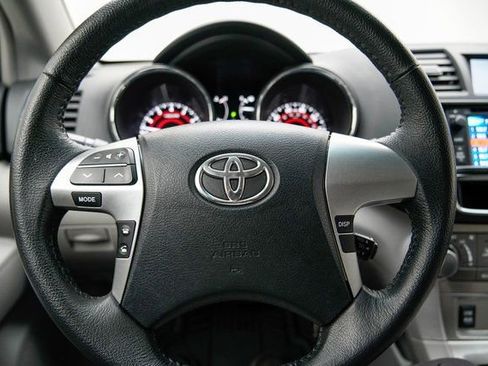Used 2013 Toyota Highlander SE image 25