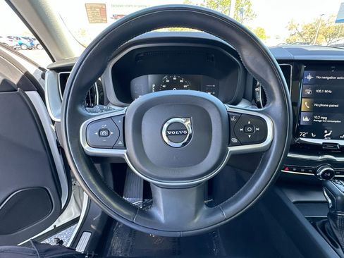 Used 2019 Volvo XC60 T5 Momentum w/ Premium Package image 12