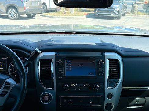 Used 2018 Nissan Titan SV w/ SV Convenience Package image 18