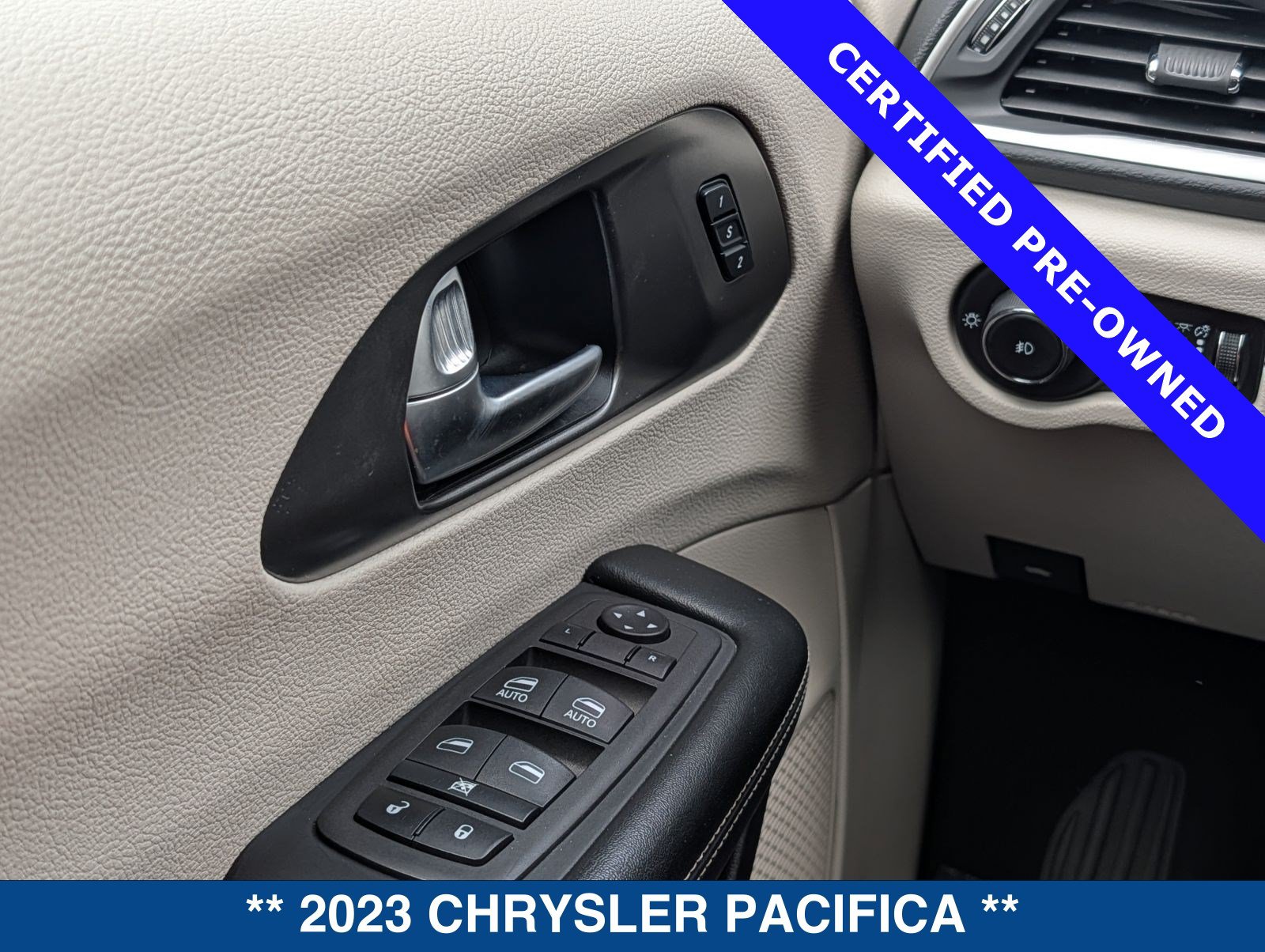 Used 2023 Chrysler Pacifica Touring-L FWD image 26