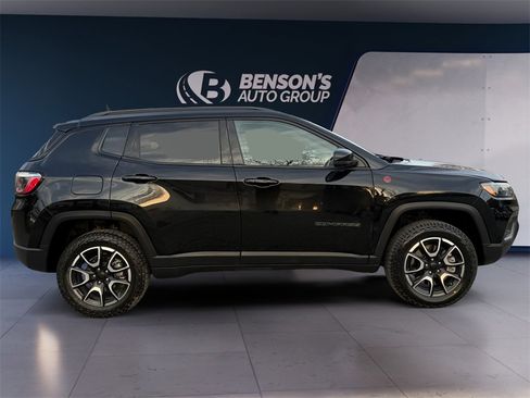 Used 2024 Jeep Compass Trailhawk image 6