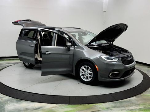 Used 2022 Chrysler Pacifica Touring-L FWD image 10