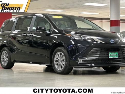 Certified 2025 Toyota Sienna XLE image 1