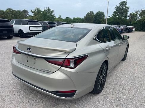 Used 2022 Lexus ES 300h w/ Premium Package FWD image 2