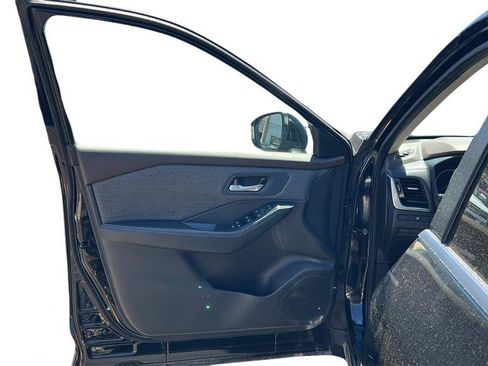 Used 2022 Nissan Rogue SV FWD image 11