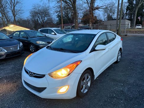 Used 2013 Hyundai Elantra GLS w/ Preferred Pkg image 3