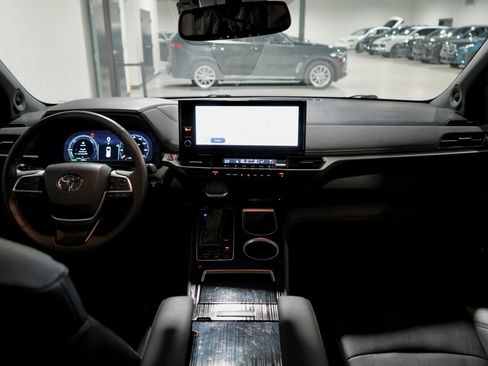 Used 2025 Toyota Sienna XLE Woodland Edition image 15