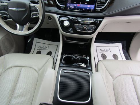 Used 2021 Chrysler Pacifica Limited w/ Uconnect Theater Family Group image 20