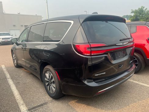 Used 2023 Chrysler Pacifica Touring-L FWD image 4