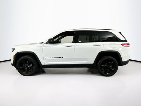 Used 2023 Jeep Grand Cherokee Altitude RWD image 8