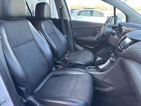 Used 2017 Chevrolet Trax LT w/ Sun & Sound Package image 18