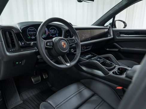 Certified 2024 Porsche Cayenne Turbo image 17