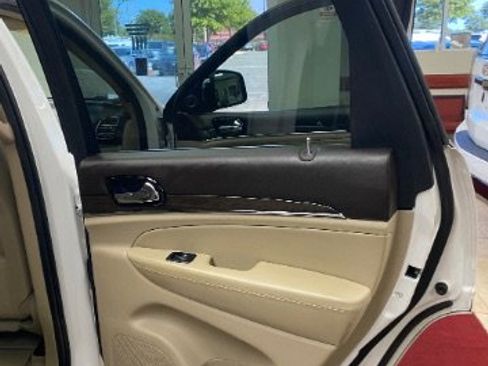 Used 2020 Jeep Grand Cherokee Overland RWD image 16