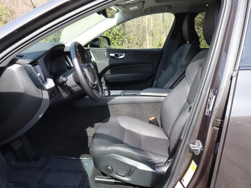 Used 2025 Volvo XC60 B5 Plus image 15