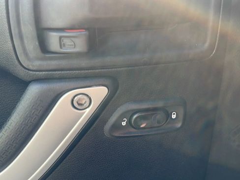 Used 2015 Jeep Wrangler Unlimited Sahara w/ Dual Top Group image 18