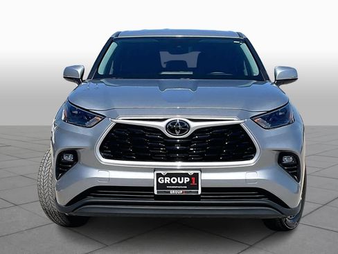 Used 2023 Toyota Highlander LE image 3