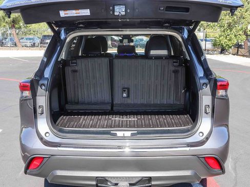 Used 2023 Toyota Highlander XLE AWD/4WD image 33