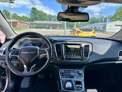 Used 2017 Chrysler 200 Limited Platinum w/ Comfort & Convenience Group FWD image 9