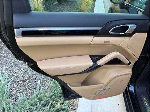 Used 2018 Porsche Cayenne S Platinum AWD/4WD image 33