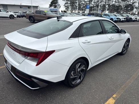 Used 2025 Hyundai Elantra SEL FWD image 6