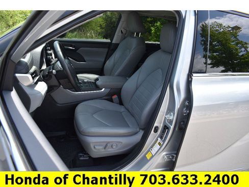 Used 2022 Toyota Highlander XLE AWD/4WD image 26