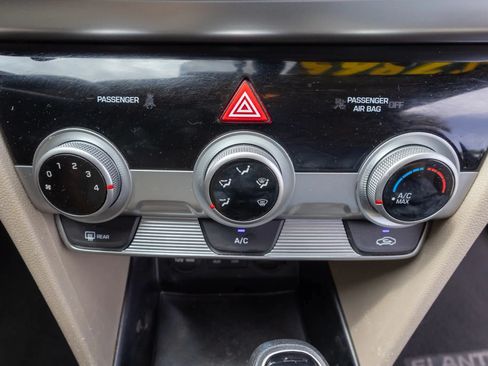 Used 2019 Hyundai Elantra SEL FWD image 18
