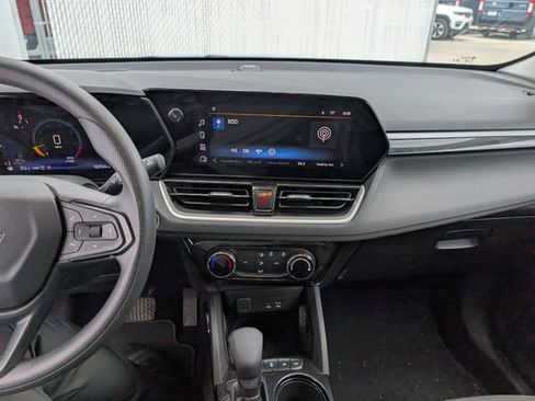 Used 2025 Chevrolet TrailBlazer LT AWD/4WD image 3