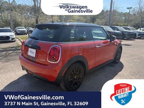 Used 2021 MINI Cooper 2-Door Hardtop image 6