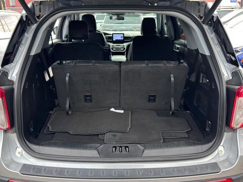 Used 2022 Ford Explorer XLT w/ Equipment Group 202A image 8