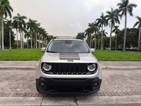 Used 2017 Jeep Renegade Altitude FWD image 2
